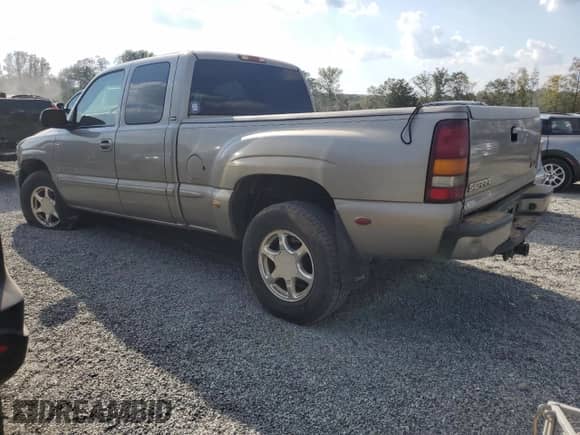 2002 GMC Sierra 1500 Denali z VIN 2GTFK69U421383350, wystawiony jako Copart lot #74765724 z przebiegiem Nie podano mil oraz Szkoda całkowita • Salvage title. Historia ofert i sprzedaży dostępna na DreamBid. Obrazek 2.