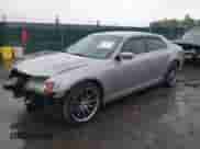 2013 Chrysler 300 S с VIN 2C3CCABT5DH660784, выставлен на аукционе IAAI как лот 42308116 с пробегом 150 587 миль миль и . История ставок и продаж доступна на DreamBid. Изображение 2.