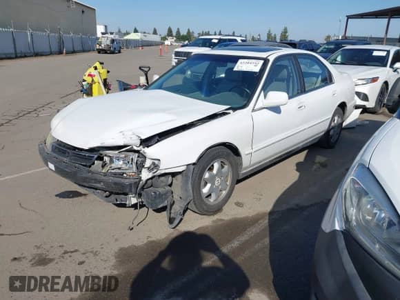 1996 Honda Accord EX z VIN 1HGCE6679TA020995, wystawiony jako IAAI lot #42204592 z przebiegiem 198 263 mil mil oraz . Historia ofert i sprzedaży dostępna na DreamBid. Obrazek 2.