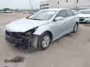 2015 Hyundai Sonata z VIN KMHEC4A42FA137994, wystawiony jako IAAI lot #42721431 z przebiegiem 151 651 mil mil oraz . Historia ofert i sprzedaży dostępna na DreamBid. Obrazek 2.