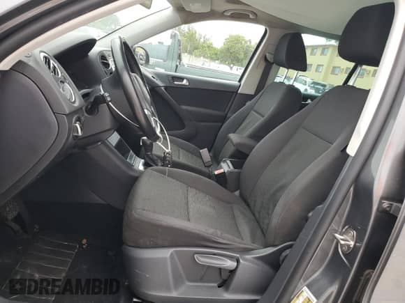 2013 Volkswagen Tiguan SE z VIN WVGAV3AX4DW581925, wystawiony jako Copart lot #55970105 z przebiegiem 115 504 mil mil oraz Czysty tytuł • Clean title. Historia ofert i sprzedaży dostępna na DreamBid. Obrazek 7.