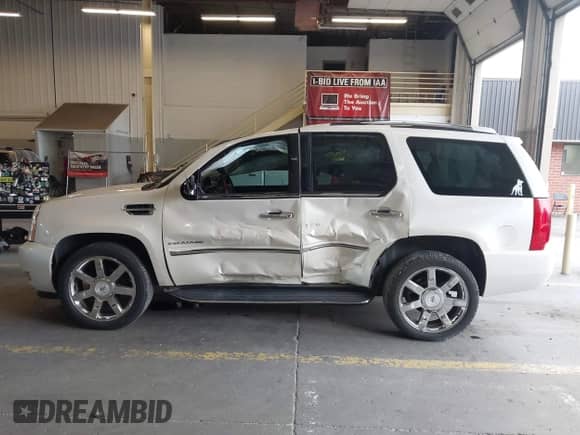 2009 Cadillac Escalade with VIN 1GYFK23239R294543, listed as a IAAI auction lot 43013196 with 101,523 mi miles and . Bid and sale history available at DreamBid. Image 14.