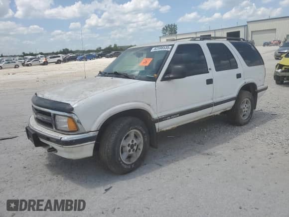 1997 Chevrolet Blazer LS with VIN 1GNDT13W7V2250580, listed as a Copart auction lot 62598535 with 169,860 mi miles and Clean title. Bid and sale history available at DreamBid. Image 1.