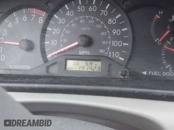 2008 Toyota Corolla CE z VIN 2T1BR32E28C884906, wystawiony jako IAAI lot #43593833 z przebiegiem 141 423 mil mil oraz . Historia ofert i sprzedaży dostępna na DreamBid. Obrazek 7.