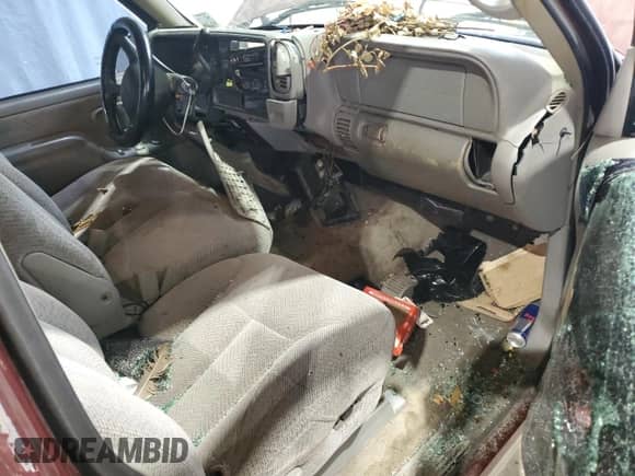 1998 GMC Sierra 1500 z VIN 1GTEC19W2WE548846, wystawiony jako Copart lot #44372455 z przebiegiem 290 769 mil mil oraz Szkoda całkowita • Salvage title. Historia ofert i sprzedaży dostępna na DreamBid. Obrazek 8.