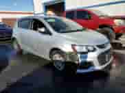 2020 Chevrolet Sonic LT z VIN 1G1JG6SB3L4131673, wystawiony jako Copart lot #85549805 z przebiegiem 99 999 mil mil oraz Czysty tytuł • Clean title. Historia ofert i sprzedaży dostępna na DreamBid. Obrazek 4.