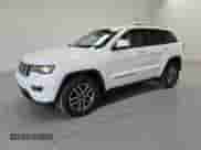2020 Jeep Grand Cherokee Laredo E z VIN 1C4RJFAG4LC196482, wystawiony jako Copart lot #84601225 z przebiegiem 129 525 mil mil oraz Czysty tytuł • Clean title. Historia ofert i sprzedaży dostępna na DreamBid. Obrazek 1.