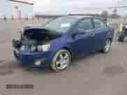2013 Chevrolet Sonic LTZ z VIN 1G1JE5SB8D4200567, wystawiony jako IAAI lot #41933492 z przebiegiem 124 603 mil mil oraz . Historia ofert i sprzedaży dostępna na DreamBid. Obrazek 2.