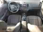 2012 Hyundai Elantra GLS z VIN KMHDB8AE5CU130952, wystawiony jako Copart lot #82003535 z przebiegiem 124 923 mil mil oraz Szkoda całkowita • Salvage title. Historia ofert i sprzedaży dostępna na DreamBid. Obrazek 8.