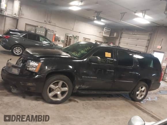 2008 Chevrolet Suburban 3LT z VIN 1GNFK16388J153783, wystawiony jako IAAI lot #42080742 z przebiegiem 301 158 mil mil oraz . Historia ofert i sprzedaży dostępna na DreamBid. Obrazek 14.