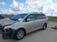 2015 Toyota Sienna XLE z VIN 5TDYK3DC6FS552207, wystawiony jako IAAI lot #42904790 z przebiegiem 91 528 mil mil oraz . Historia ofert i sprzedaży dostępna na DreamBid. Obrazek 17.