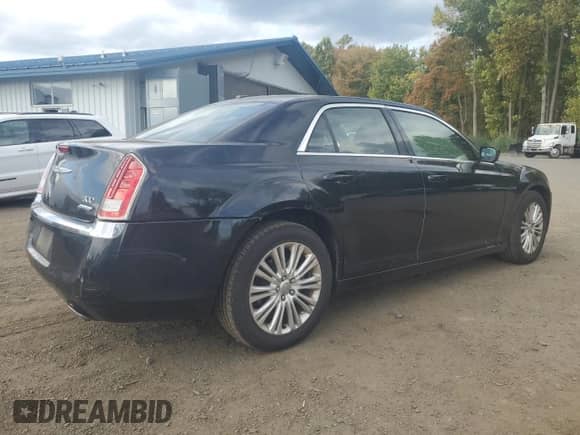 2014 Chrysler 300 z VIN 2C3CCARG6EH384559, wystawiony jako Copart lot #84008355 z przebiegiem 293 395 mil mil oraz Szkoda całkowita • Salvage title. Historia ofert i sprzedaży dostępna na DreamBid. Obrazek 3.