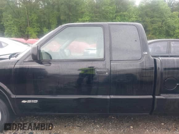 2003 Chevrolet S-10 LS z VIN 1GCCS19X838147296, wystawiony jako IAAI lot #42240776 z przebiegiem 159 943 mil mil oraz . Historia ofert i sprzedaży dostępna na DreamBid. Obrazek 15.
