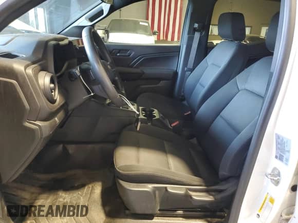 2023 Chevrolet Colorado 2WD Work Truck z VIN 1GCGSBEC9P1174158, wystawiony jako Copart lot #71965015 z przebiegiem 26 689 mil mil oraz Czysty tytuł • Clean title. Historia ofert i sprzedaży dostępna na DreamBid. Obrazek 7.