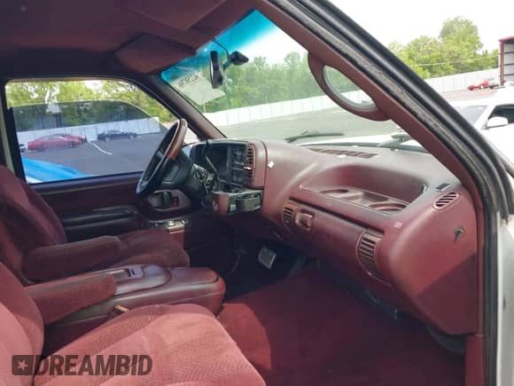 1996 GMC Sierra 1500 z VIN 2GTEC19R6T1533497, wystawiony jako IAAI lot #42258796 z przebiegiem 350 216 mil mil oraz . Historia ofert i sprzedaży dostępna na DreamBid. Obrazek 5.