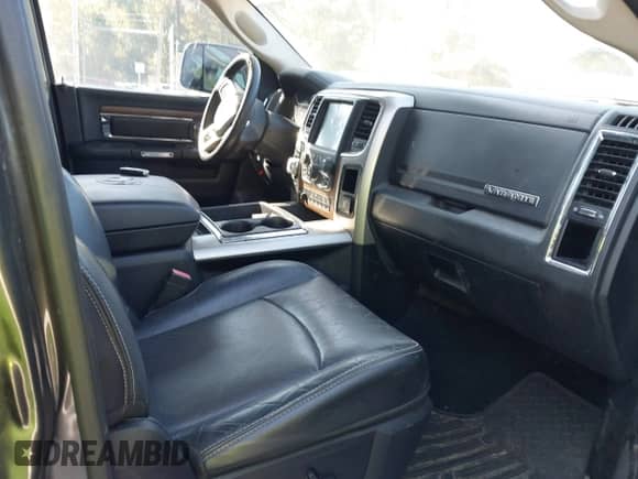 2015 Ram 1500 Laramie z VIN 1C6RR7NT5FS537704, wystawiony jako IAAI lot #43221296 z przebiegiem 193 037 mil mil oraz . Historia ofert i sprzedaży dostępna na DreamBid. Obrazek 5.