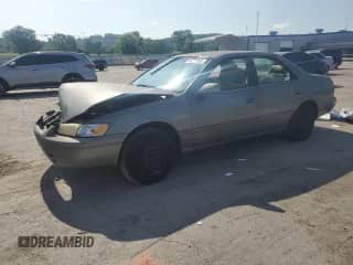 1998 Toyota Camry LE z VIN 4T1BG22K1WU308533, wystawiony jako Copart lot #66738395 z przebiegiem 112 475 mil mil oraz Czysty tytuł • Clean title. Historia ofert i sprzedaży dostępna na DreamBid. Obrazek 1.