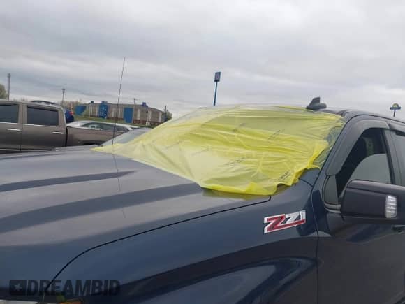 2022 Chevrolet Silverado 1500 LT Trail Boss z VIN 1GCPYFED7NZ188749, wystawiony jako IAAI lot #41905503 z przebiegiem 49 383 mil mil oraz . Historia ofert i sprzedaży dostępna na DreamBid. Obrazek 6.