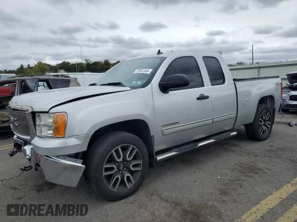2011 GMC Sierra 1500 SL z VIN 1GTR2UEA9BZ292823, wystawiony jako Copart lot #72561334 z przebiegiem 151 421 mil mil oraz Szkoda całkowita • Salvage title. Historia ofert i sprzedaży dostępna na DreamBid. Obrazek 1.