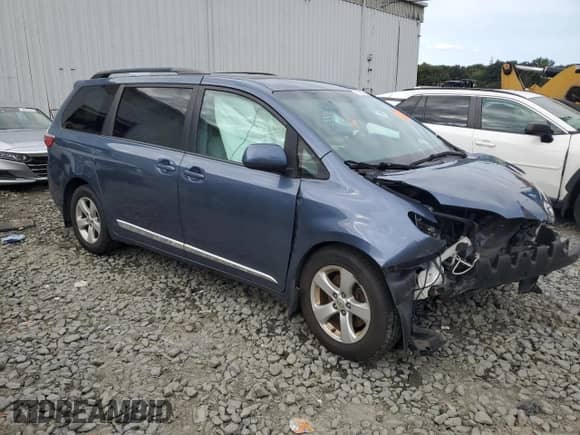 2017 Toyota Sienna LE Auto Access Seat z VIN 5TDKZ3DC0HS769692, wystawiony jako Copart lot #71889935 z przebiegiem 74 421 mil mil oraz Szkoda całkowita • Salvage title. Historia ofert i sprzedaży dostępna na DreamBid. Obrazek 4.