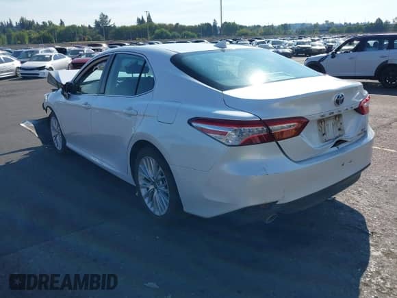 2020 Toyota Camry Hybrid XLE z VIN 4T1F31AK1LU541672, wystawiony jako IAAI lot #43125531 z przebiegiem 207 911 mil mil oraz . Historia ofert i sprzedaży dostępna na DreamBid. Obrazek 3.