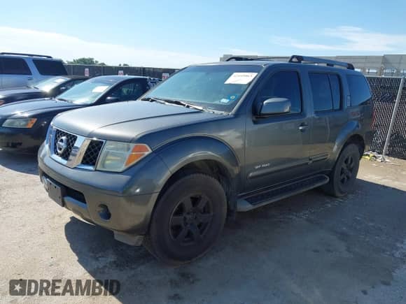 2005 Nissan Pathfinder SE z VIN 5N1AR18U75C716208, wystawiony jako IAAI lot #42449063 z przebiegiem 166 108 mil mil oraz . Historia ofert i sprzedaży dostępna na DreamBid. Obrazek 2.