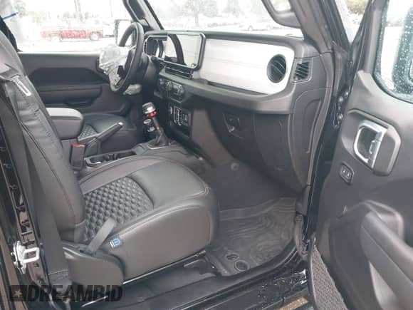 2025 Jeep Wrangler Sport S z VIN 1C4PJXDG9SW559915, wystawiony jako IAAI lot #42653116 z przebiegiem 1 730 mil mil oraz . Historia ofert i sprzedaży dostępna na DreamBid. Obrazek 5.