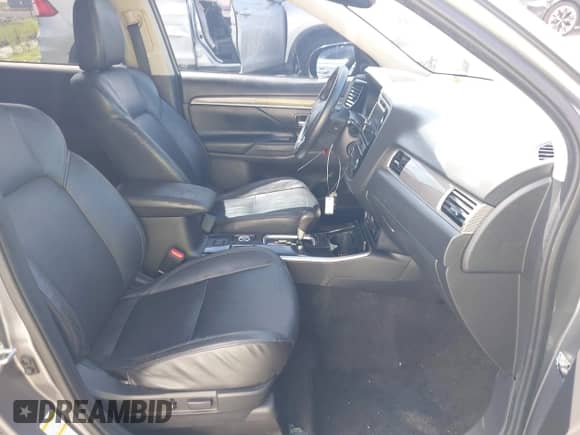 2019 Mitsubishi Outlander ES z VIN JA4AZ3A3XKZ020513, wystawiony jako IAAI lot #43344203 z przebiegiem 121 168 mil mil oraz . Historia ofert i sprzedaży dostępna na DreamBid. Obrazek 5.