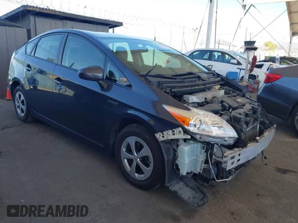 2015 Toyota Prius Four z VIN JTDKN3DU9F1938851, wystawiony jako IAAI lot #43486367 z przebiegiem 141 381 mil mil oraz . Historia ofert i sprzedaży dostępna na DreamBid. Obrazek 1.