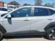 2025 Hyundai Kona SEL Convenience z VIN KM8HC3AB6SU269638, wystawiony jako IAAI lot #42604262 z przebiegiem 2 696 mil mil oraz . Historia ofert i sprzedaży dostępna na DreamBid. Obrazek 14.