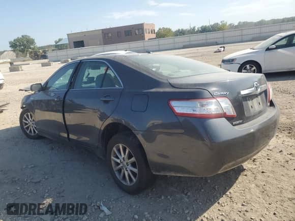 2010 Toyota Camry z VIN 4T1BB3EK6AU116999, wystawiony jako Copart lot #80714395 z przebiegiem Nie podano mil oraz Szkoda całkowita • Salvage title. Historia ofert i sprzedaży dostępna na DreamBid. Obrazek 2.