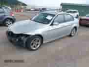 2008 BMW 3 Series 328xi с VIN WBAVC93518K035779, выставлен на аукционе IAAI как лот 42548561 с пробегом 104 970 миль миль и . История ставок и продаж доступна на DreamBid. Изображение 2.