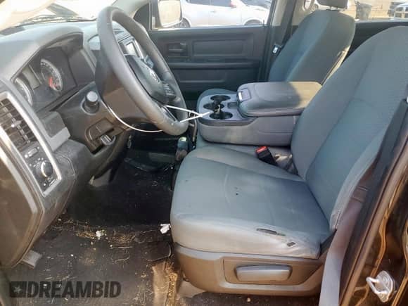 2018 Ram 1500 Tradesman z VIN 1C6RR6KG3JS313583, wystawiony jako Copart lot #67726765 z przebiegiem 93 998 mil mil oraz Szkoda całkowita • Salvage title. Historia ofert i sprzedaży dostępna na DreamBid. Obrazek 7.