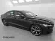 2024 Volvo S60 Plus Dark Theme z VIN 7JRL12FL4RG290255, wystawiony jako Copart lot #71769795 z przebiegiem 23 069 mil mil oraz Czysty tytuł • Clean title. Historia ofert i sprzedaży dostępna na DreamBid. Obrazek 4.