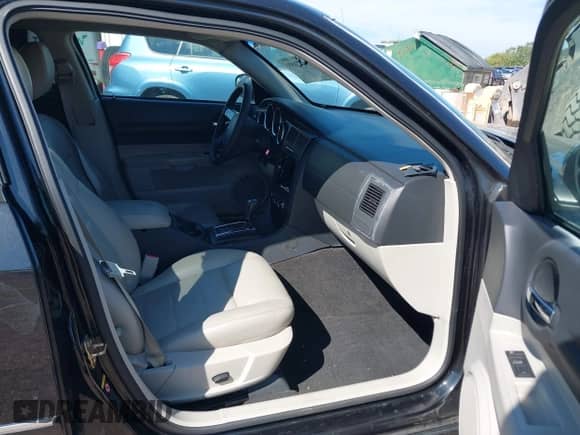 2005 Dodge Magnum RT with VIN 2D8GV58265H117945, listed as a IAAI auction lot 43107189 with 93,996 mi miles and . Bid and sale history available at DreamBid. Image 5.