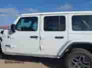 2025 Jeep Wrangler Sahara z VIN 1C4PJXENXSW574145, wystawiony jako IAAI lot #42856889 z przebiegiem 5 962 mil mil oraz . Historia ofert i sprzedaży dostępna na DreamBid. Obrazek 15.