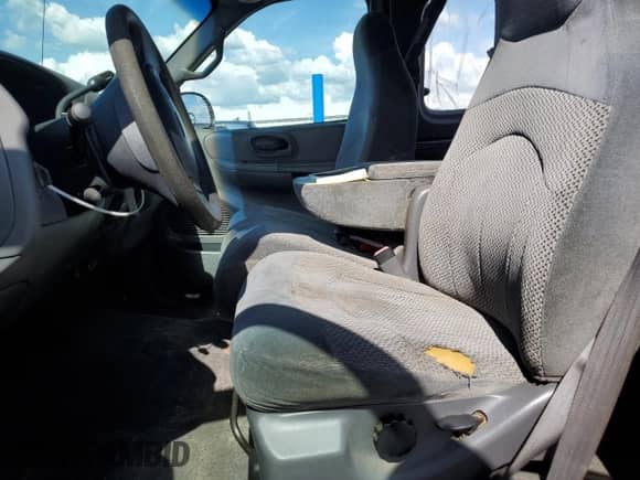 2000 Ford F-150 XL z VIN 1FTRX17W3YNB80866, wystawiony jako Copart lot #61151005 z przebiegiem Nie podano mil oraz Szkoda całkowita • Salvage title. Historia ofert i sprzedaży dostępna na DreamBid. Obrazek 7.