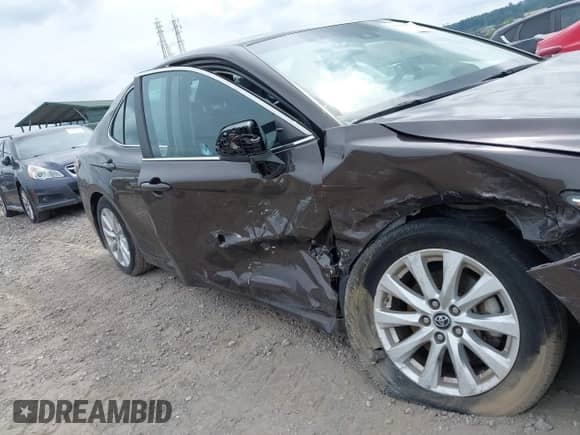 2018 Toyota Camry SE z VIN 4T1B11HK8JU541000, wystawiony jako IAAI lot #42759084 z przebiegiem 54 273 mil mil oraz . Historia ofert i sprzedaży dostępna na DreamBid. Obrazek 6.