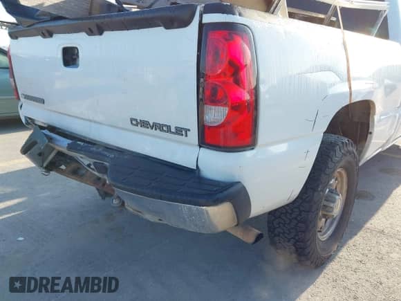 2003 Chevrolet Silverado 1500HD LS z VIN 1GCGC13U63F242884, wystawiony jako IAAI lot #42222977 z przebiegiem 240 701 mil mil oraz . Historia ofert i sprzedaży dostępna na DreamBid. Obrazek 12.