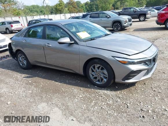 2024 Hyundai Elantra SEL z VIN KMHLM4DG3RU781212, wystawiony jako IAAI lot #43310046 z przebiegiem 21 974 mil mil oraz . Historia ofert i sprzedaży dostępna na DreamBid. Obrazek 1.