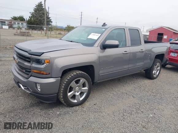 2017 Chevrolet Silverado 1500 LT z VIN 1GCVKREC8HZ193450, wystawiony jako IAAI lot #42889203 z przebiegiem 98 411 mil mil oraz . Historia ofert i sprzedaży dostępna na DreamBid. Obrazek 17.