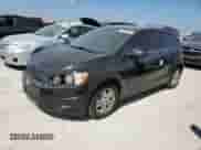 2014 Chevrolet Sonic LT z VIN 1G1JD6SBXE4103557, wystawiony jako Copart lot #76201694 z przebiegiem Nie podano mil oraz Szkoda całkowita • Salvage title. Historia ofert i sprzedaży dostępna na DreamBid. Obrazek 1.