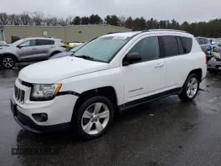 2012 Jeep Compass Latitude z VIN 1C4NJCEA2CD623381, wystawiony jako Copart lot #51958545 z przebiegiem 222 218 mil mil oraz Szkoda całkowita • Salvage title. Historia ofert i sprzedaży dostępna na DreamBid. Obrazek 1.