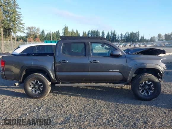 2017 Toyota Tacoma SR5 z VIN 3TMCZ5AN7HM089004, wystawiony jako IAAI lot #43401587 z przebiegiem 103 356 mil mil oraz . Historia ofert i sprzedaży dostępna na DreamBid. Obrazek 14.