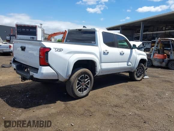 2024 Toyota Tacoma SR5 with VIN 3TYLB5JNXRT010533, listed as a IAAI auction lot 42955728 with 20,995 mi miles and . Bid and sale history available at DreamBid. Image 4.