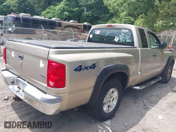2005 Dodge Dakota SLT with VIN 1D7HW42N45S110567, listed as a IAAI auction lot 42569653 with 113,342 mi miles and . Bid and sale history available at DreamBid. Image 4.