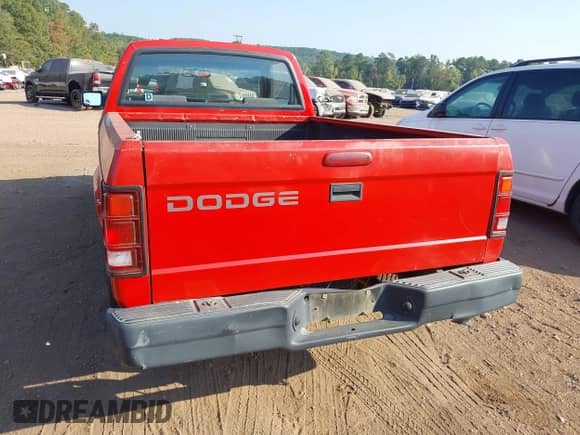 1994 Dodge Dakota z VIN 1B7FL26X5RW131503, wystawiony jako IAAI lot #43233339 z przebiegiem 158 704 mil mil oraz . Historia ofert i sprzedaży dostępna na DreamBid. Obrazek 6.