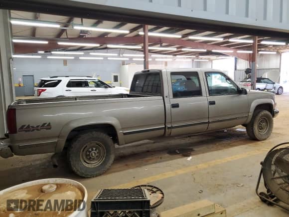 2000 Chevrolet Silverado 3500 z VIN 1GCHK33R4YF491903, wystawiony jako Copart lot #42501245 z przebiegiem 388 000 mil mil oraz Szkoda całkowita • Salvage title. Historia ofert i sprzedaży dostępna na DreamBid. Obrazek 3.