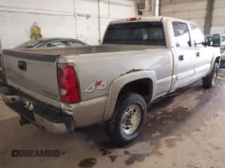 2004 Chevrolet Silverado 2500 LT z VIN 1GCGK23U74F162696, wystawiony jako IAAI lot #41323351 z przebiegiem 110 412 mil mil oraz . Historia ofert i sprzedaży dostępna na DreamBid. Obrazek 4.