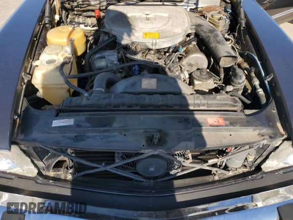 1985 Mercedes-Benz SL z VIN WDBBA45C6FA029973, wystawiony jako Copart lot #85500844 z przebiegiem 107 392 mil mil oraz Czysty tytuł • Clean title. Historia ofert i sprzedaży dostępna na DreamBid. Obrazek 11.
